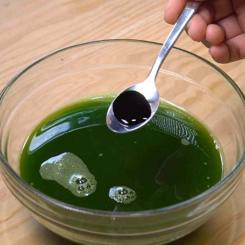 Bước 1 Sơ chế và xay hỗn hợp lá dứa Cách làm bánh da lợn đậu xanh nhân sầu riêng tươi bằng khuôn