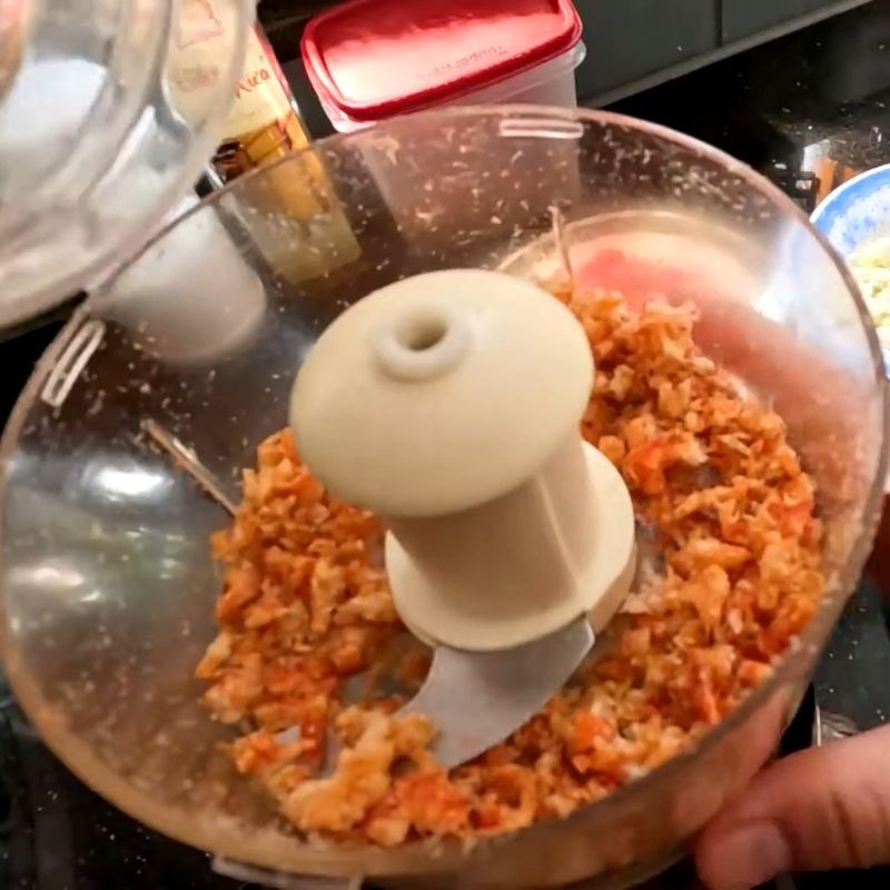 Bước 1 Sơ chế và xay tôm khô Sa tế tôm