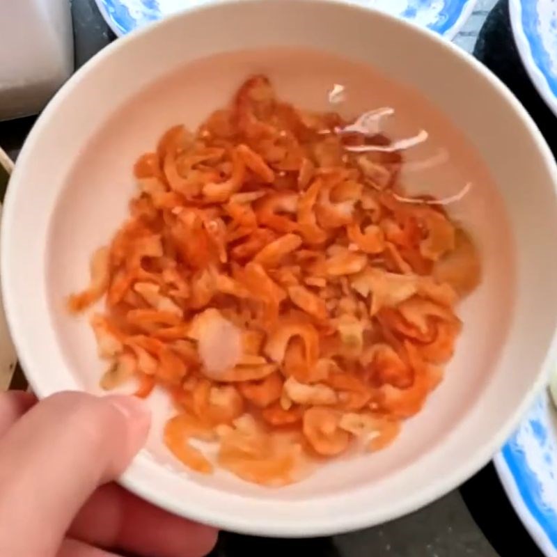 Bước 1 Sơ chế và xay tôm khô Sa tế tôm