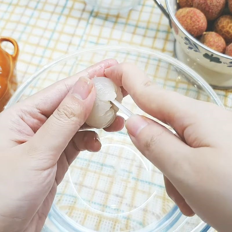 Bước 1 Sơ chế vải tươi và tách hạt Siro vải thiều
