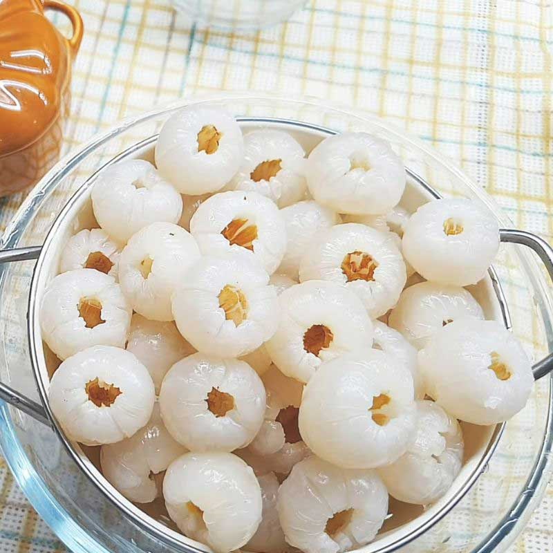 Bước 1 Sơ chế vải tươi và tách hạt Siro vải thiều