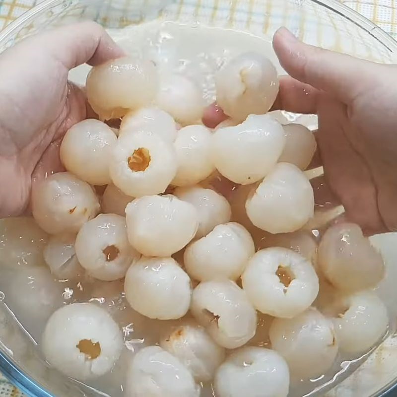 Bước 1 Sơ chế vải tươi và tách hạt Siro vải thiều