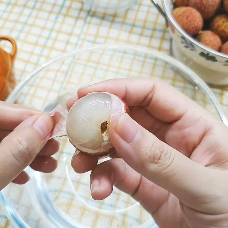 Bước 1 Sơ chế vải tươi và tách hạt Siro vải thiều