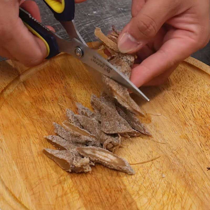Bước 1 Sơ chế xương heo và nguyên liệu khô Hủ tiếu trứng cuộn