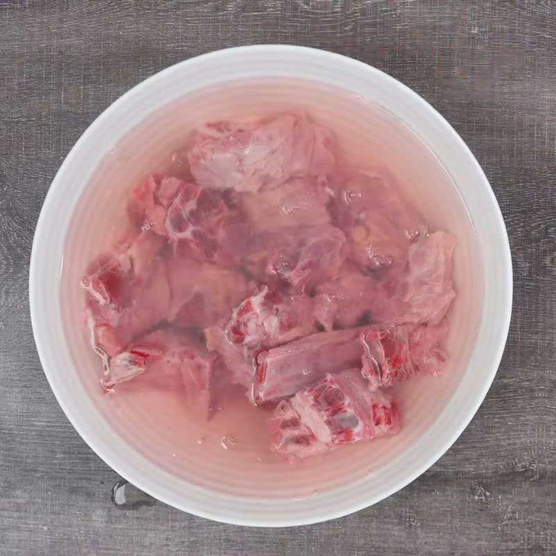 Bước 1 Sơ chế xương heo và nguyên liệu khô Hủ tiếu trứng cuộn