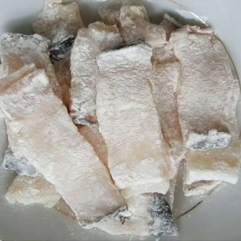 Bước 2 Tẩm bột và chiên phi lê cá tầm Cá tầm xào