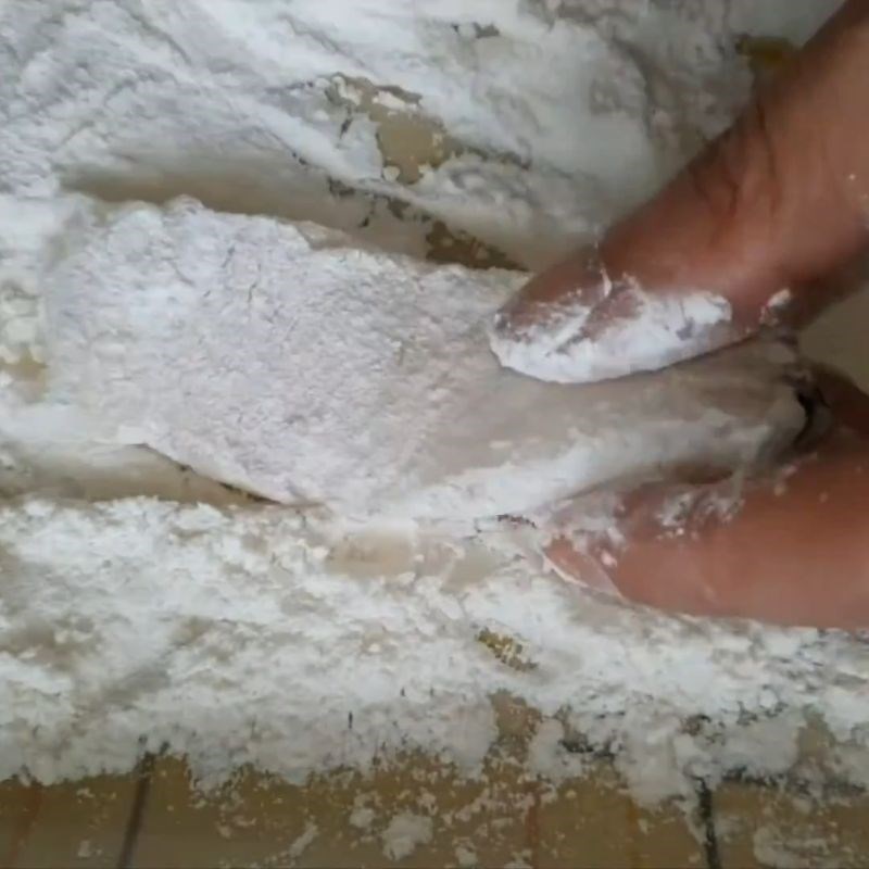 Bước 2 Tẩm bột và chiên phi lê cá tầm Cá tầm xào