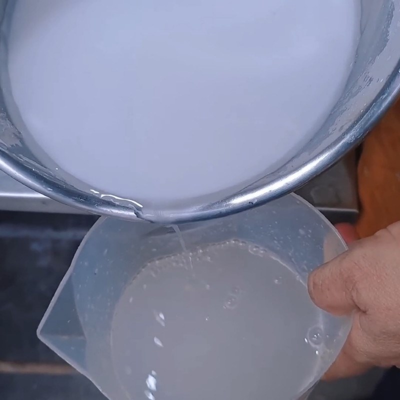 Bước 2 Thay nước và nêm gia vị cho bột Bánh bò mặn