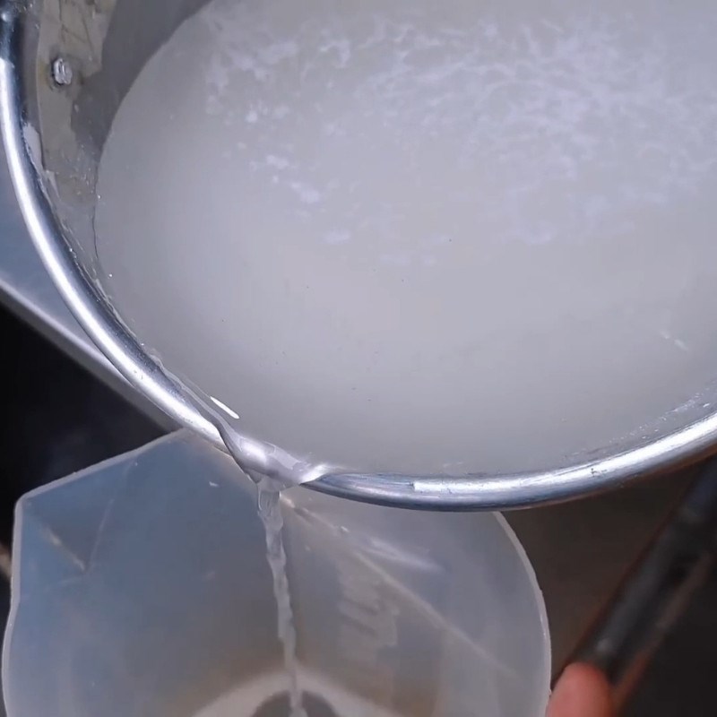Bước 2 Thay nước và nêm gia vị cho bột Bánh bò mặn