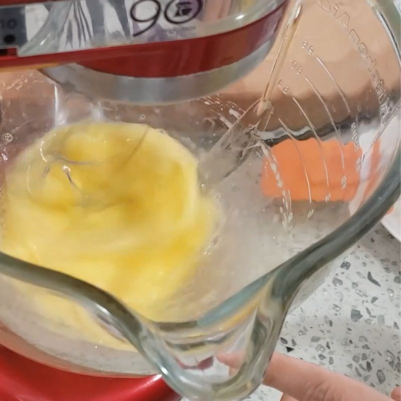 Bước 3 Thêm dầu ăn từ từ Sốt mayonnaise ăn bánh mì