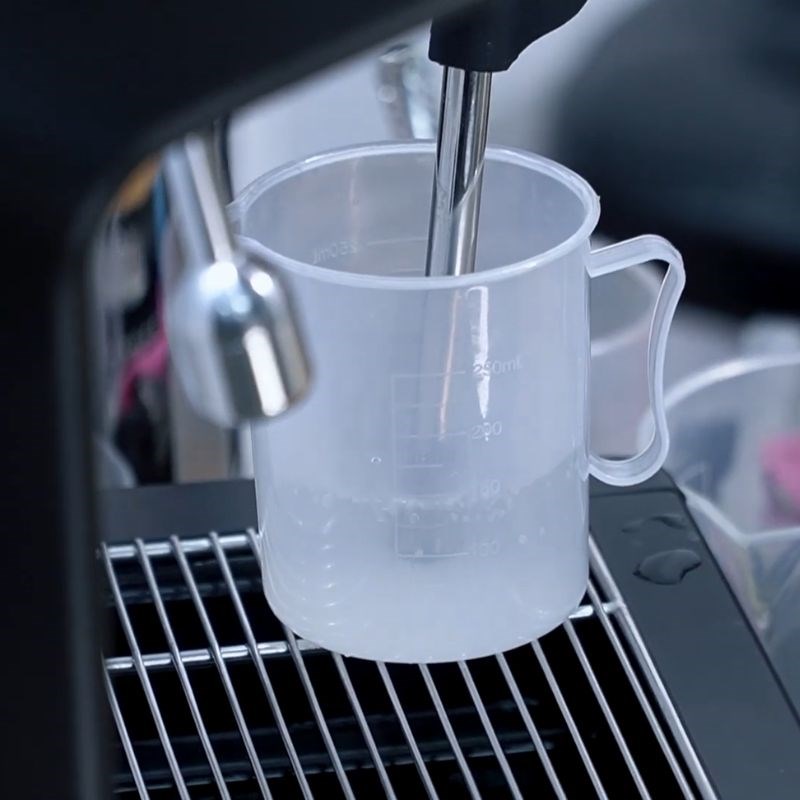 Bước 3 Thêm nước sôi hoàn thiện nước chanh muối nóng nước chanh muối nóng