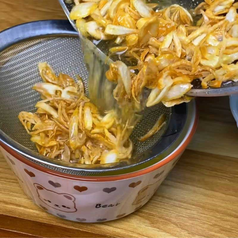Bước 2 Tráng trứng mỏng và làm hành phi giòn rụm Miến dong xào