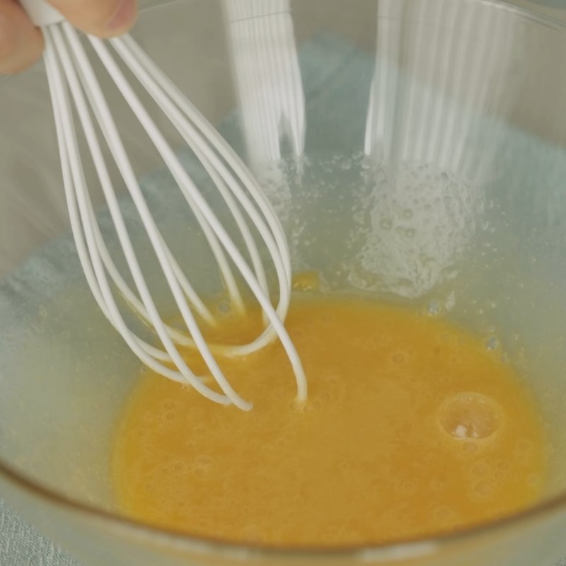 Bước 1 Trộn hỗn hợp trứng và sữa Bánh Butter Tteok