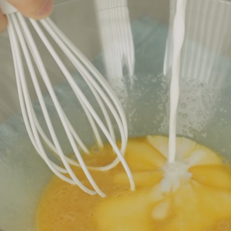 Bước 1 Trộn hỗn hợp trứng và sữa Bánh Butter Tteok