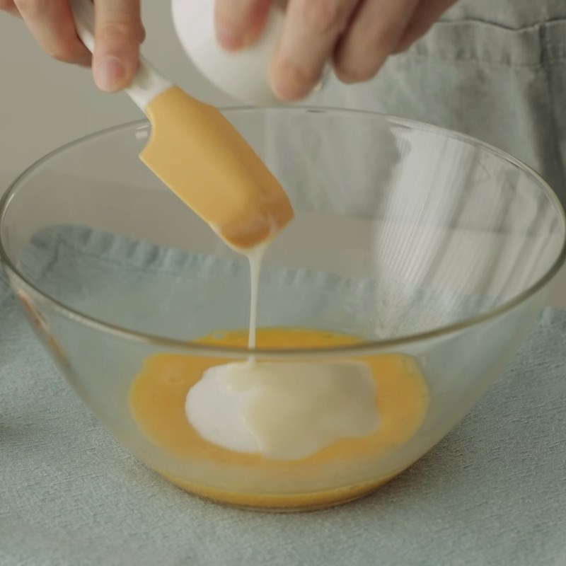 Bước 1 Trộn hỗn hợp trứng và sữa Bánh Butter Tteok