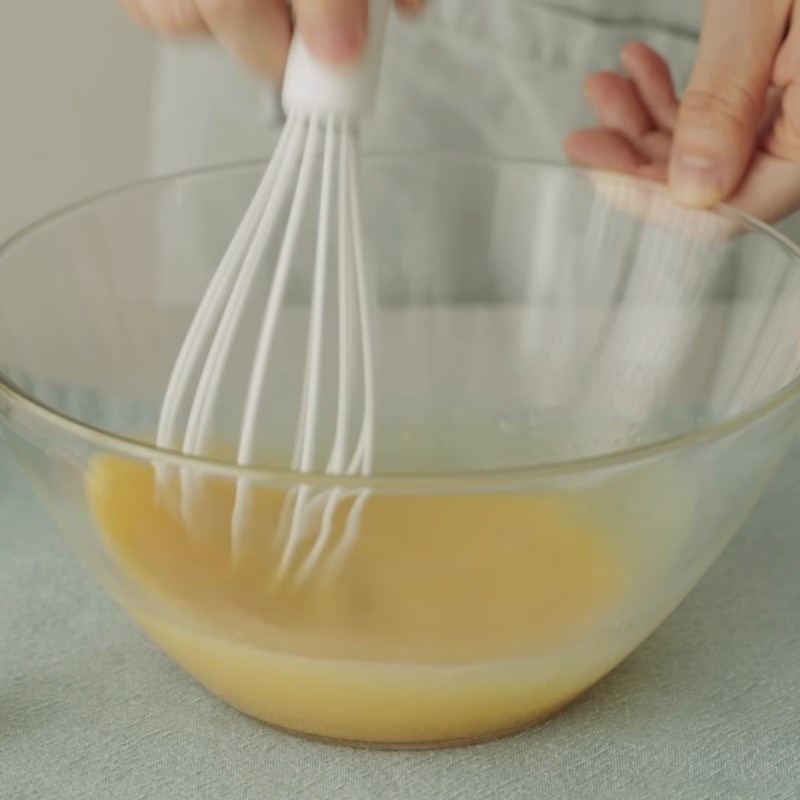 Bước 1 Trộn hỗn hợp trứng và sữa Bánh Butter Tteok