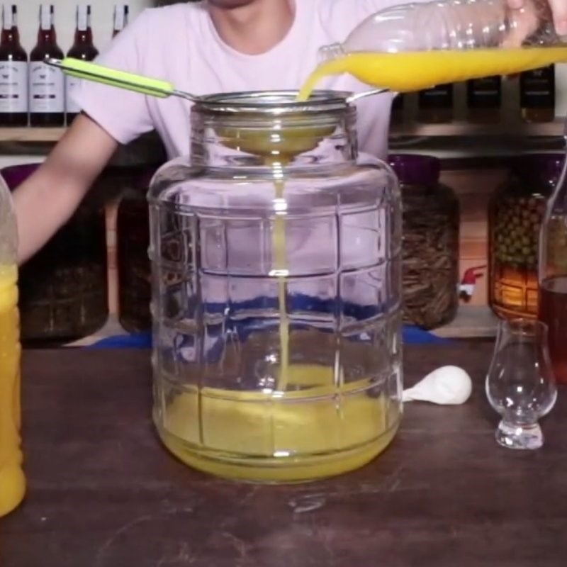 Bước 3 Trộn rượu dứa Cách ngâm rượu dứa