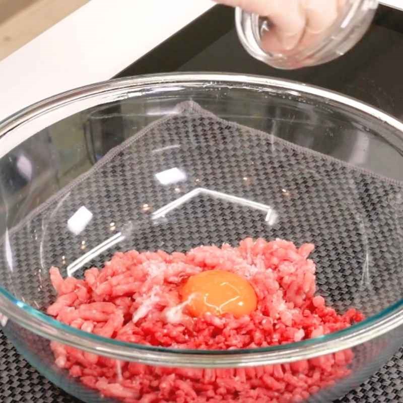 Bước 2 Trộn thịt bò băm và tạo hình viên thịt Bò viên sốt cà chua