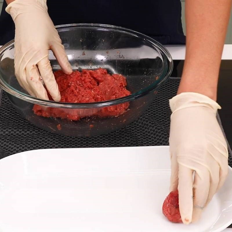 Bước 2 Trộn thịt bò băm và tạo hình viên thịt Bò viên sốt cà chua