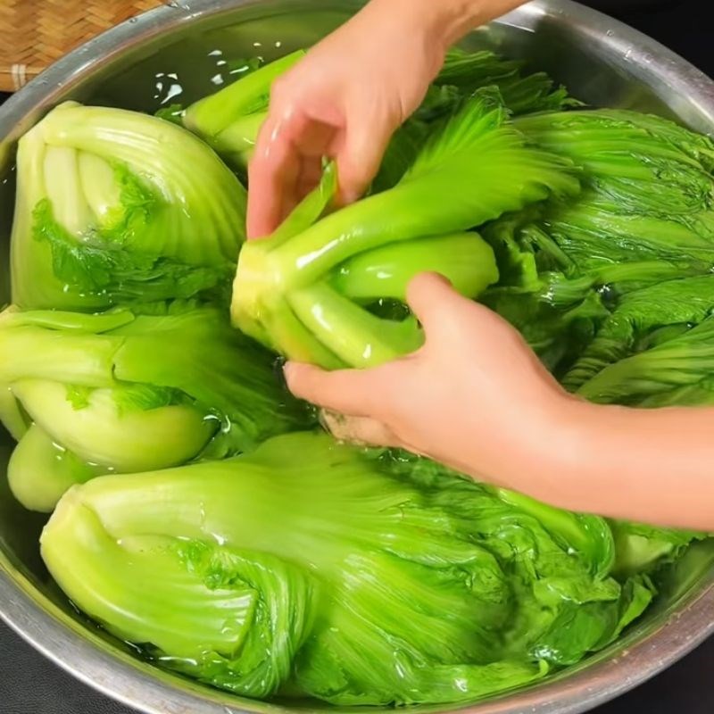 Bước 2 Trụng cải giữ độ giòn của dưa Cách muối dưa cải truyền thống