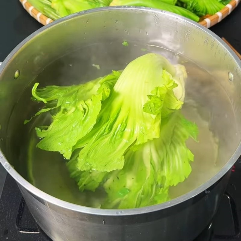 Bước 2 Trụng cải giữ độ giòn của dưa Cách muối dưa cải truyền thống