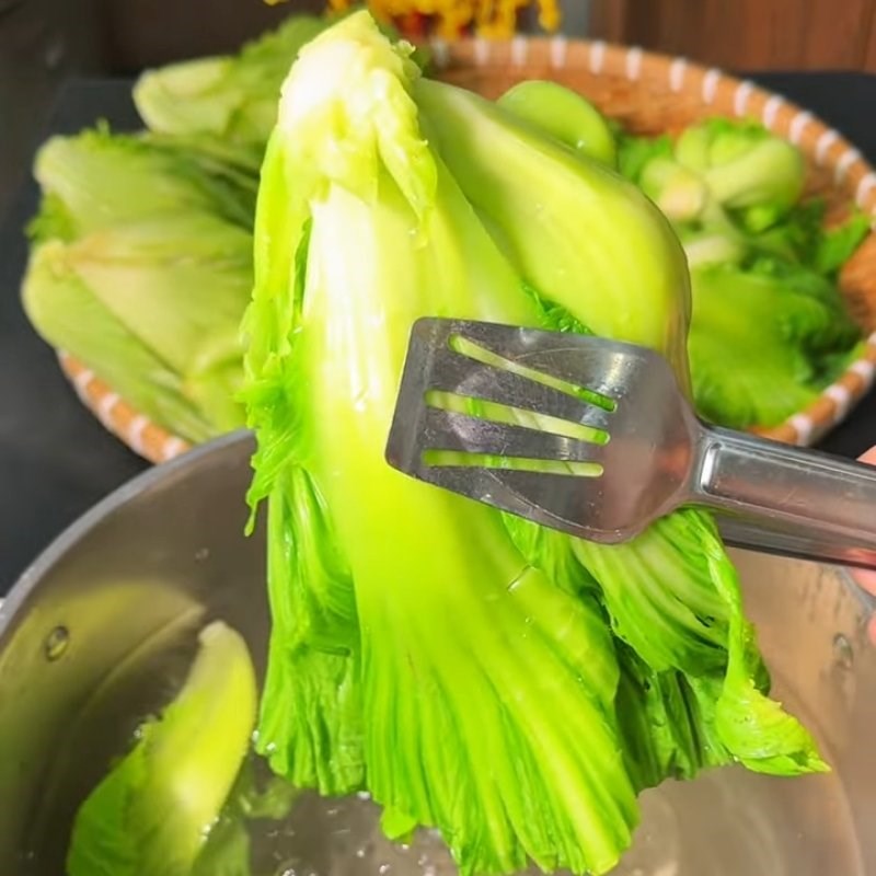Bước 2 Trụng cải giữ độ giòn của dưa Cách muối dưa cải truyền thống