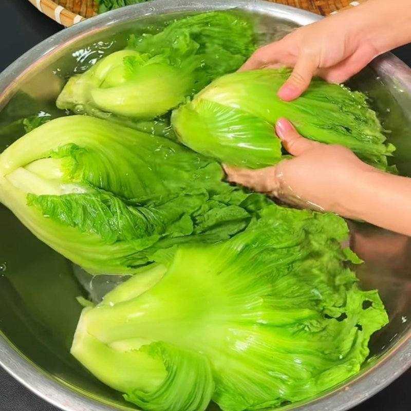 Bước 2 Trụng cải giữ độ giòn của dưa Cách muối dưa cải truyền thống
