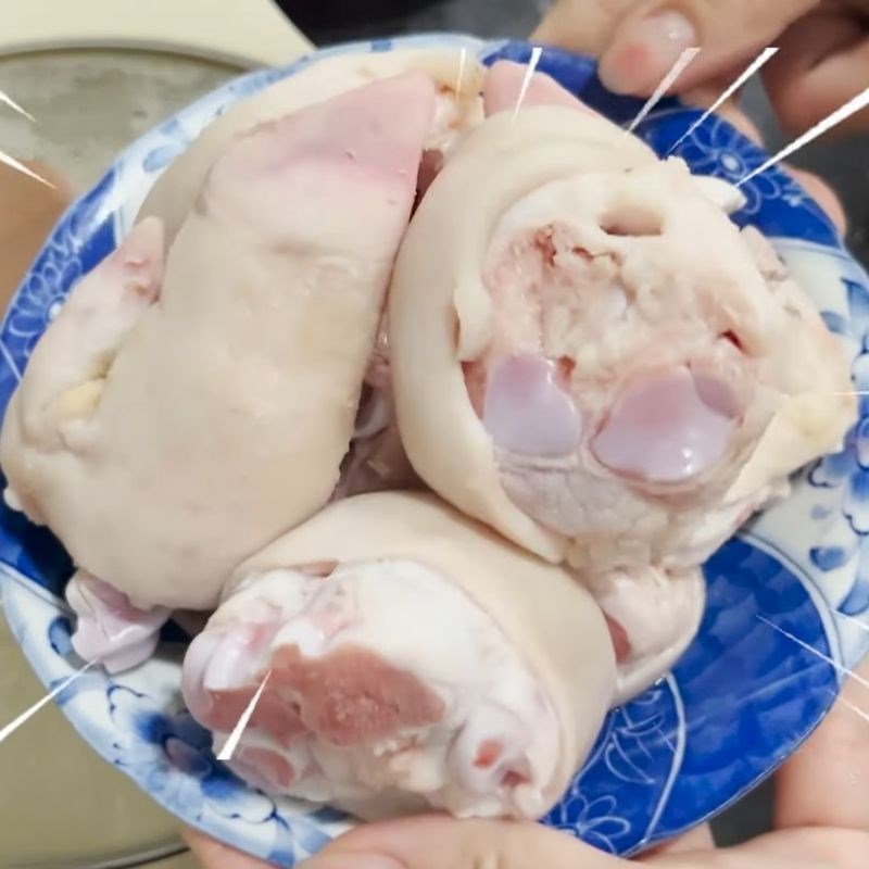 Bước 2 Trụng giò heo Canh sầu riêng giò heo