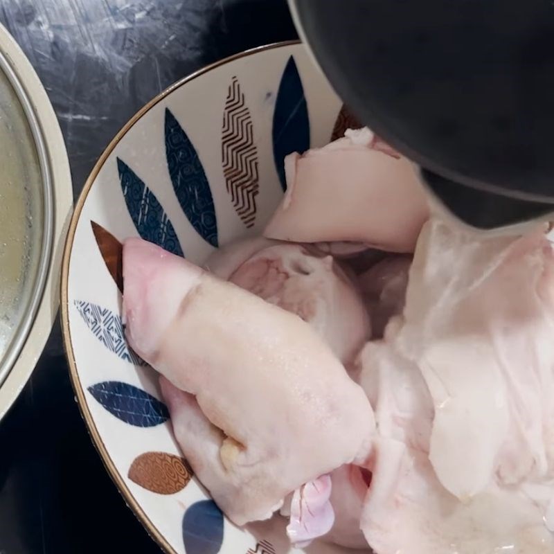 Bước 2 Trụng giò heo Canh sầu riêng giò heo