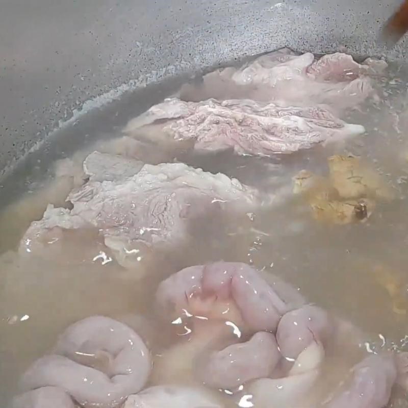 Bước 2 Trụng xương và phèo Hủ tiếu pate bến tre