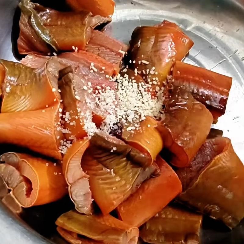 Bước 2 Ướp lươn Lươn xào hoa chuối