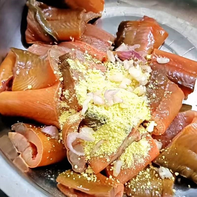 Bước 2 Ướp lươn Lươn xào hoa chuối