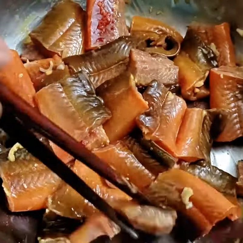 Bước 2 Ướp lươn Lươn xào hoa chuối