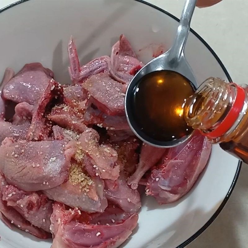 Bước 2 Ướp thịt chim cút Chim cút xào sả ớt