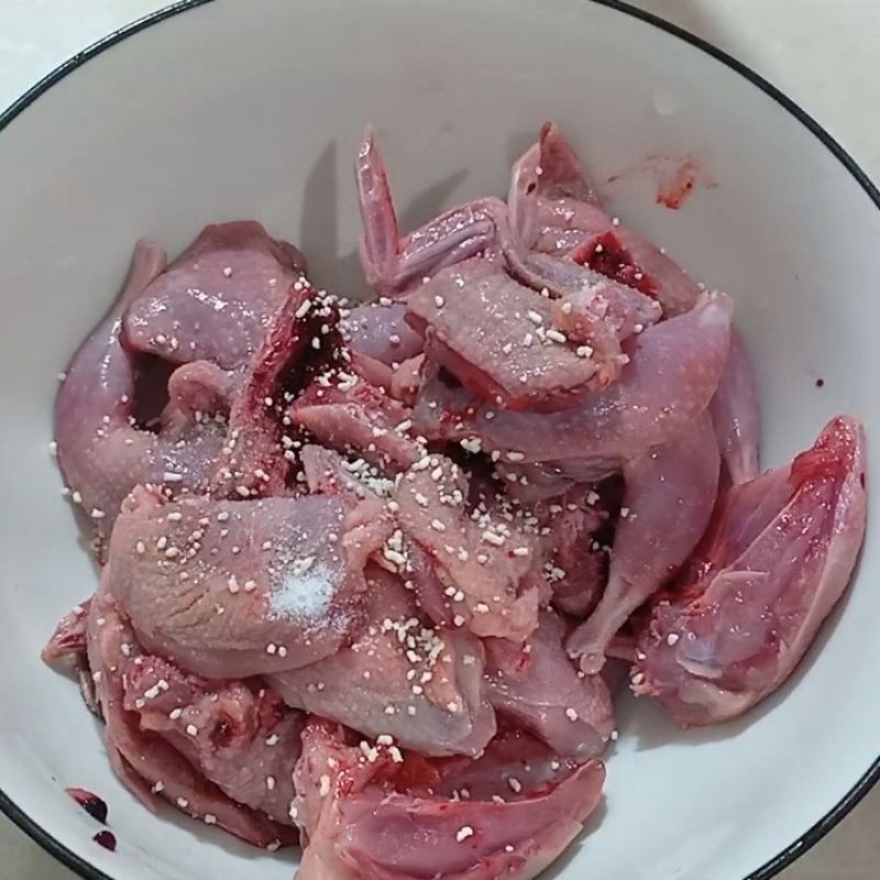 Bước 2 Ướp thịt chim cút Chim cút xào sả ớt