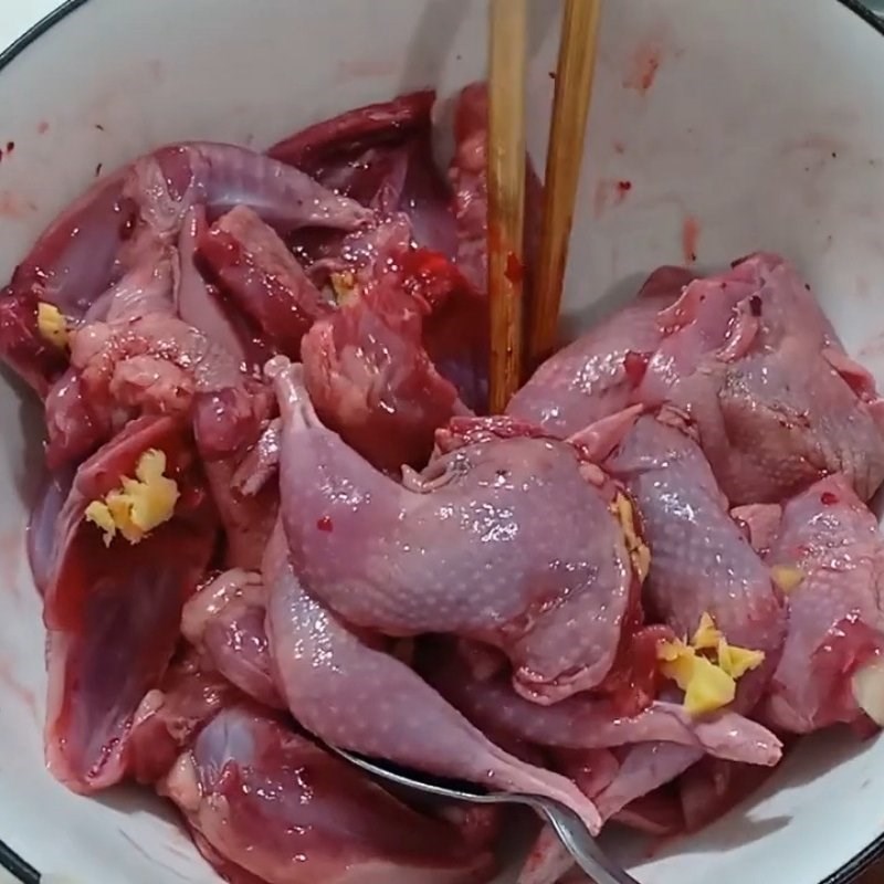 Bước 2 Ướp thịt chim cút Chim cút xào sả ớt