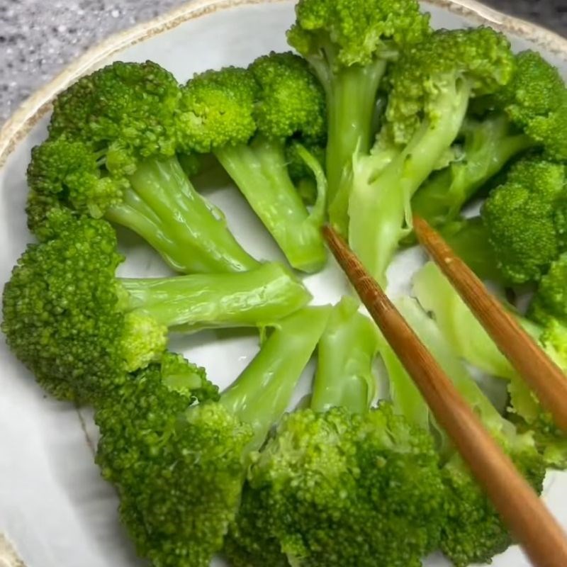 Bước 3 Xả nước lạnh để giữ độ giòn Súp lơ luộc