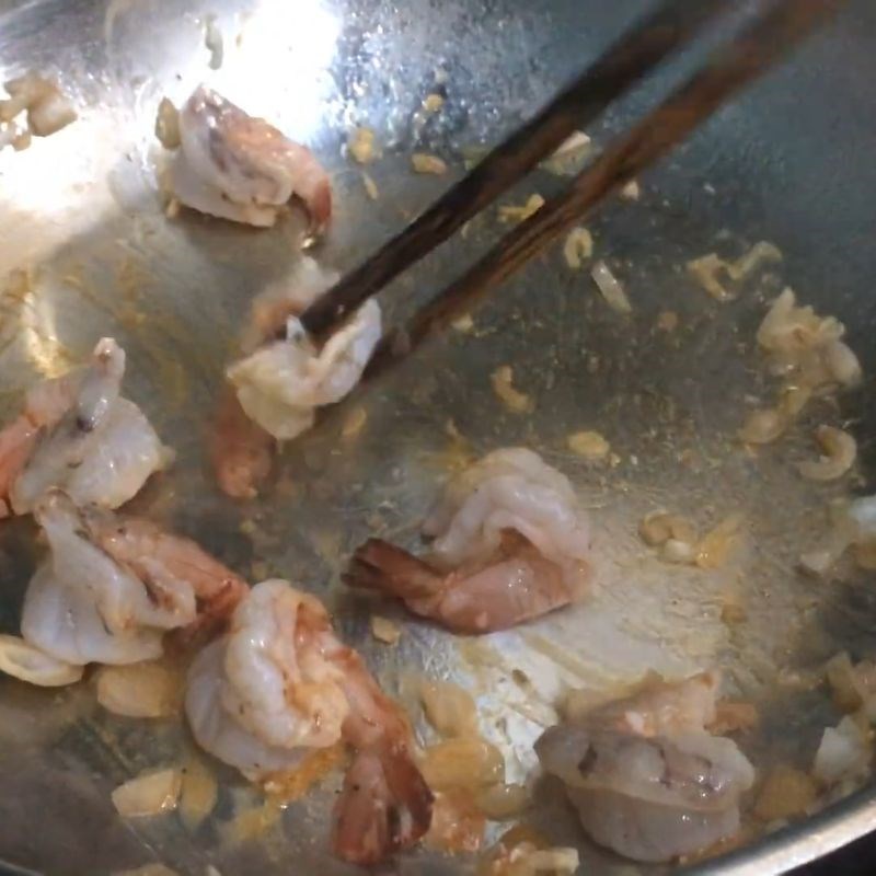 Bước 4 Xào cà chua, gia vị và tôm mực Canh hải sản