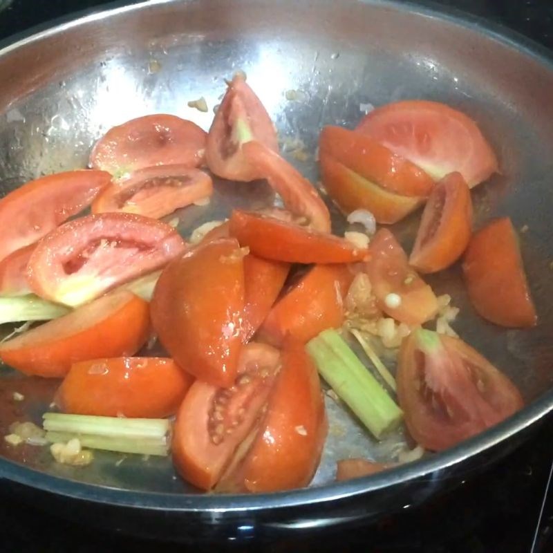 Bước 4 Xào cà chua, gia vị và tôm mực Canh hải sản