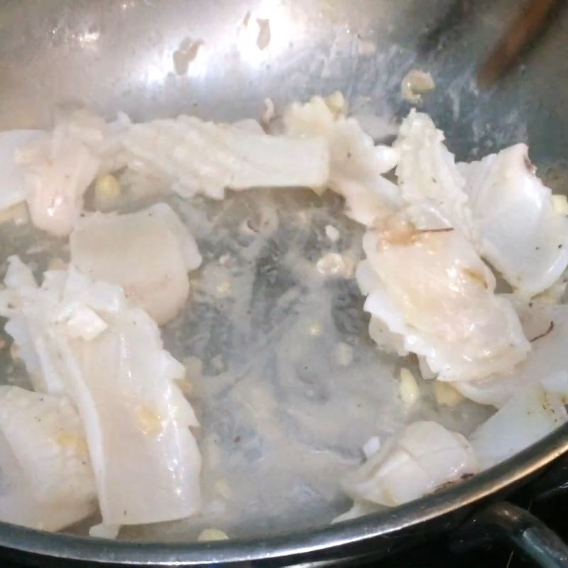 Bước 4 Xào cà chua, gia vị và tôm mực Canh hải sản