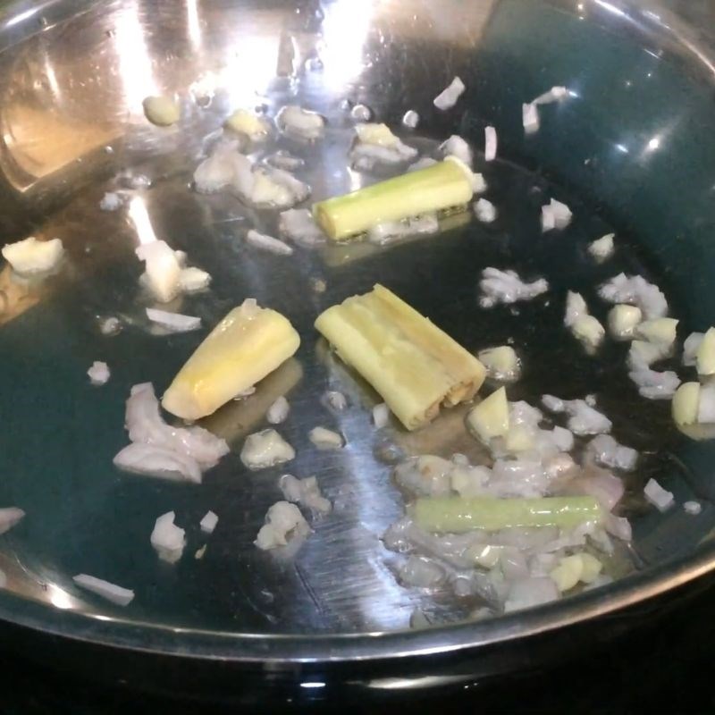 Bước 4 Xào cà chua, gia vị và tôm mực Canh hải sản