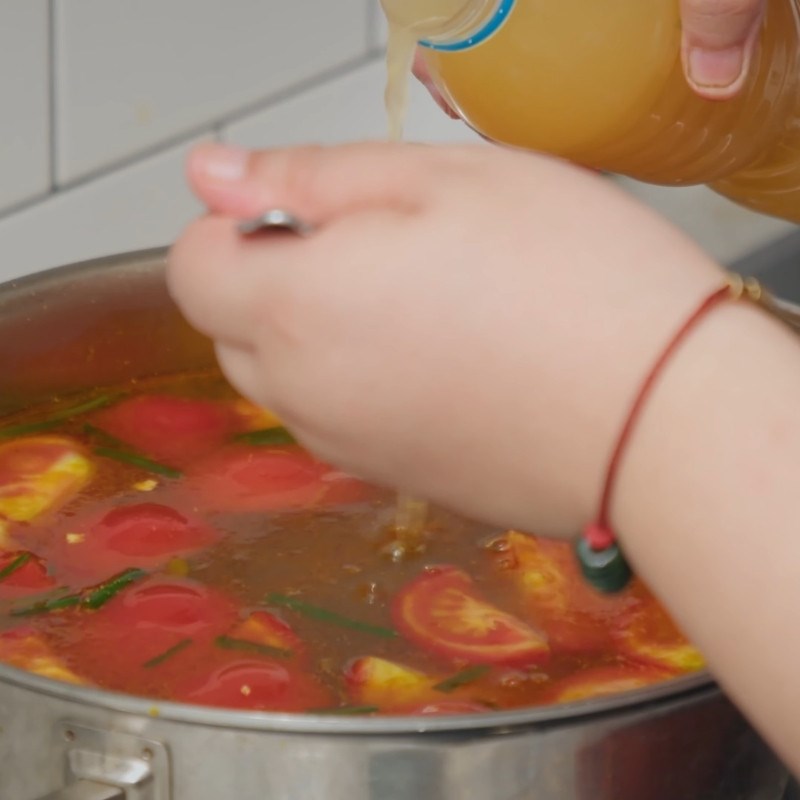 Bước 3 Xào cà chua và nêm nếm lẩu riêu cua Cách nấu lẩu cua đồng miền bắc