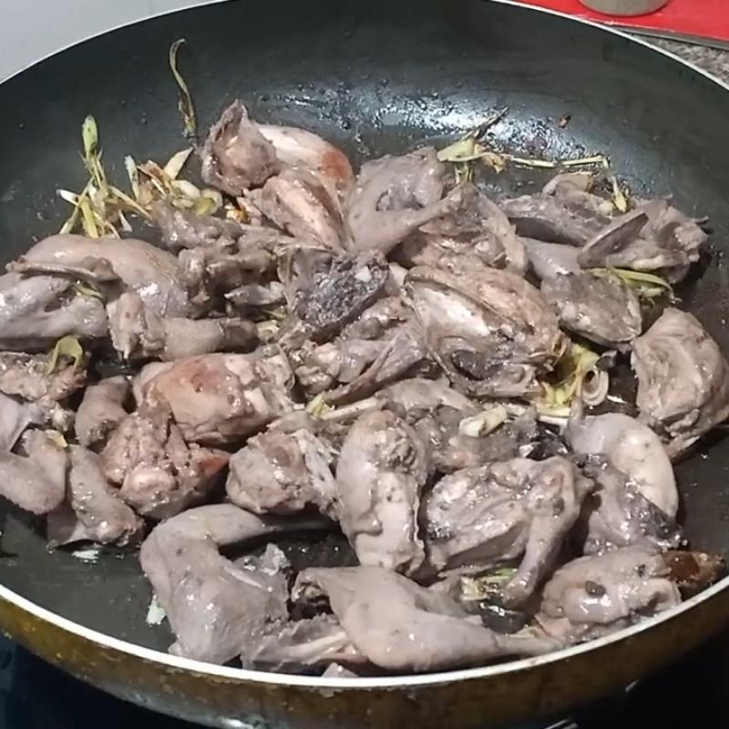 Bước 3 Xào chim cút Chim cút xào sả ớt