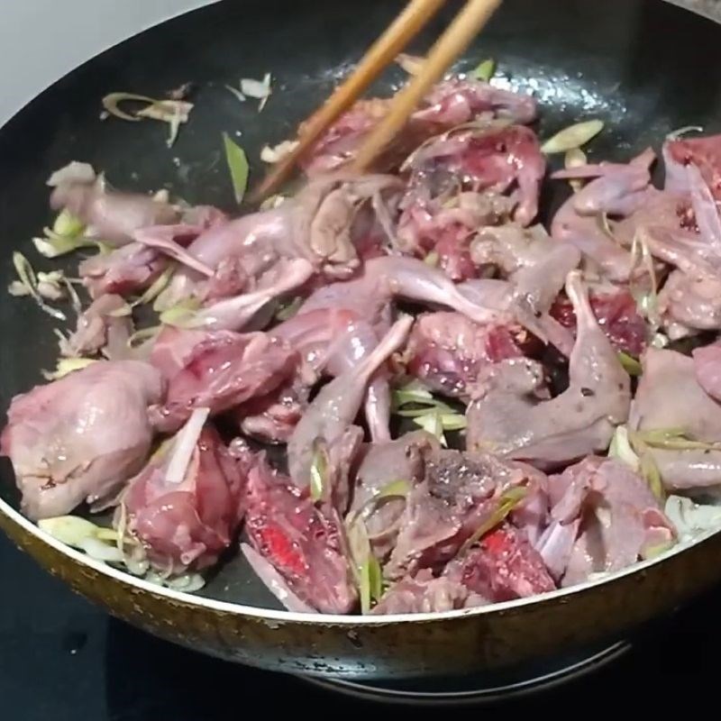 Bước 3 Xào chim cút Chim cút xào sả ớt
