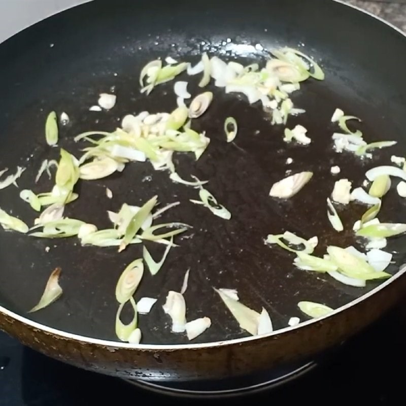 Bước 3 Xào chim cút Chim cút xào sả ớt
