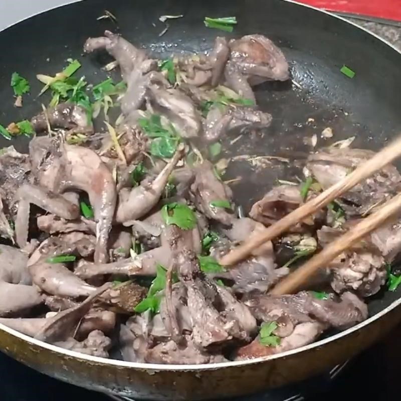 Bước 3 Xào chim cút Chim cút xào sả ớt