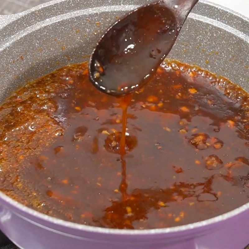 Bước 2 Xào chín nước sốt me Chả cá chiên cốm