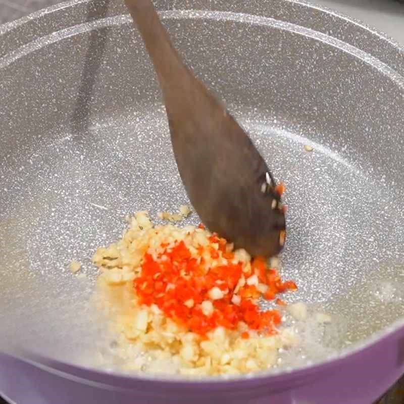Bước 2 Xào chín nước sốt me Chả cá chiên cốm