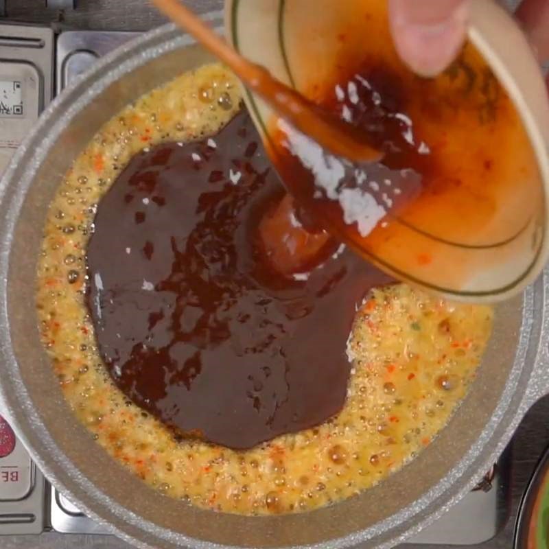 Bước 2 Xào chín nước sốt me Chả cá chiên cốm