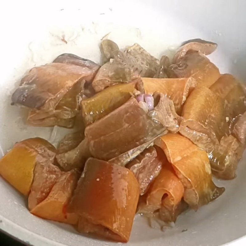 Bước 3 Xào lươn Lươn xào hoa chuối